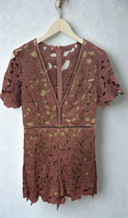Mauve Lace Romper – The Room
